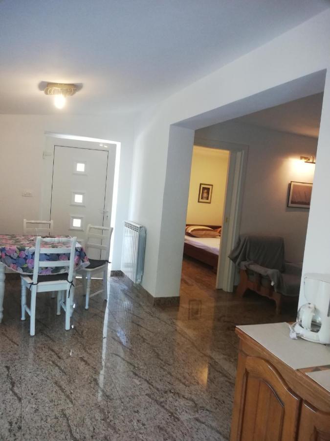 Apartman Nevia Lka Opric Eksteriør billede